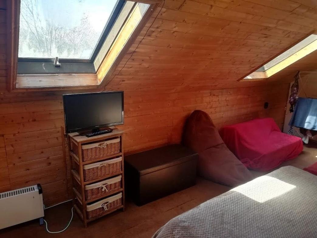 Cozy Loft In Bushey, 20 Mins By Train To Euston London Apartment Bagian luar foto